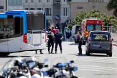 Do dvou autobusových zastávek v Marseille nabouralo auto. Minimálně jeden člověk zemřel