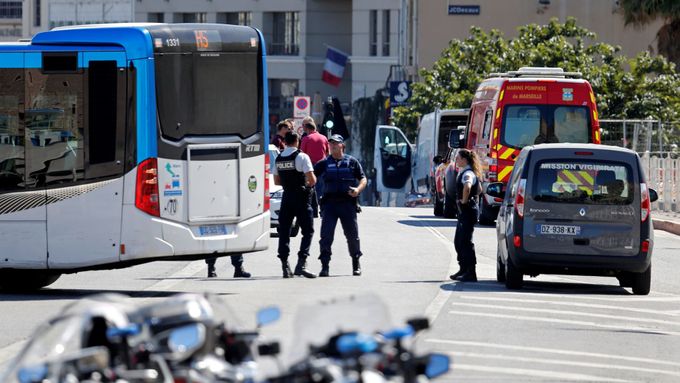Do autobusových zastávek v Marseille nabouralo auto. Nejméně jeden člověk zemřel