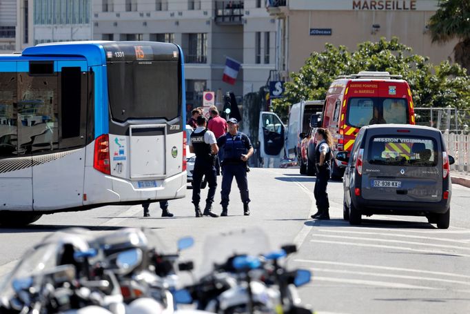 Policie na místě autobusové zastávky, do které řidič najel.