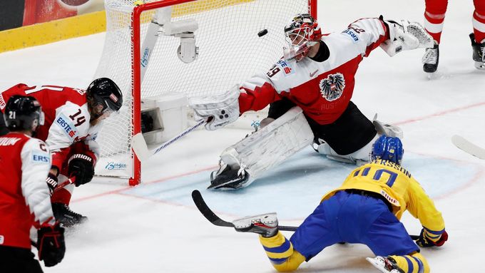 Elias Pettersson dává gól v zápase Švédsko - Rakousko na MS 2019
