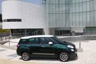 Podstatně obyčejnější automobil je Fiat 500 L Living. Zákazník se má z označení dozvědět, že jde o vůz odkazující svými tvary na kultovní "pětistovku". Tu inženýři od Fiatu nafoukli poprvé a učinili z ní velkoprostorový model L, následně přidali na délku ještě další decimetry a vytvořili verzi L Living.