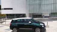 Podstatně obyčejnější automobil je Fiat 500 L Living. Zákazník se má z označení dozvědět, že jde o vůz odkazující svými tvary na kultovní "pětistovku". Tu inženýři od Fiatu nafoukli poprvé a učinili z ní velkoprostorový model L, následně přidali na délku ještě další decimetry a vytvořili verzi L Living.