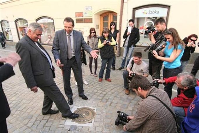 Taková to byla v dubnu sláva, když se deska, která vyznačuje střed města, zasazovala do dlažby. A je fuč...