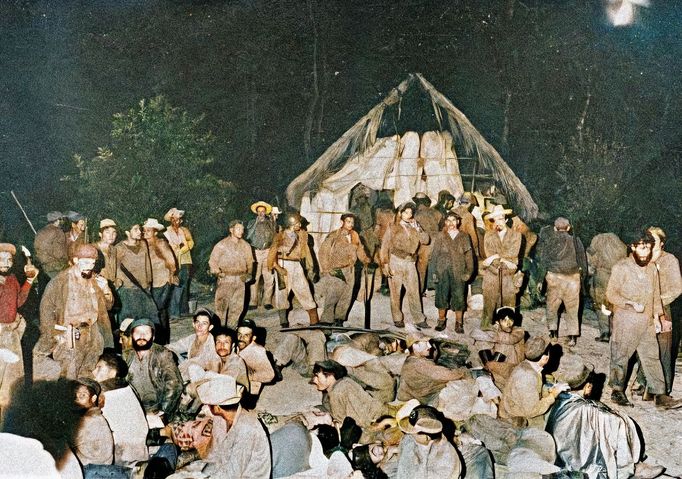 Kubánští povstalci Fidela Castra obkličují své krajany podezřelé ze podporování Batistovy vlády v horské džungli Sierra Cristal na Kubě, duben 1958. Kolorováno