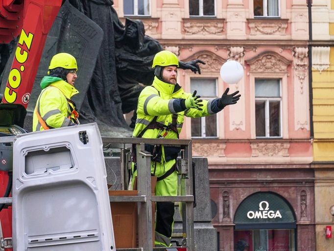 Vánoční Praha 2020: jak se zdobil strom na Staroměstském náměstí