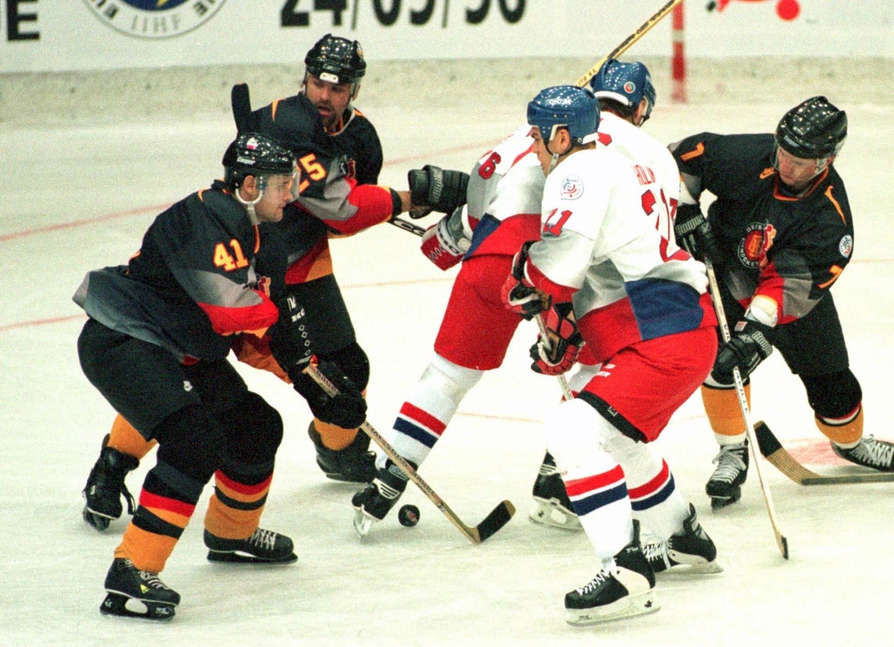 Momentka ze zápasu Německo - Česko na Světovém poháru 1996