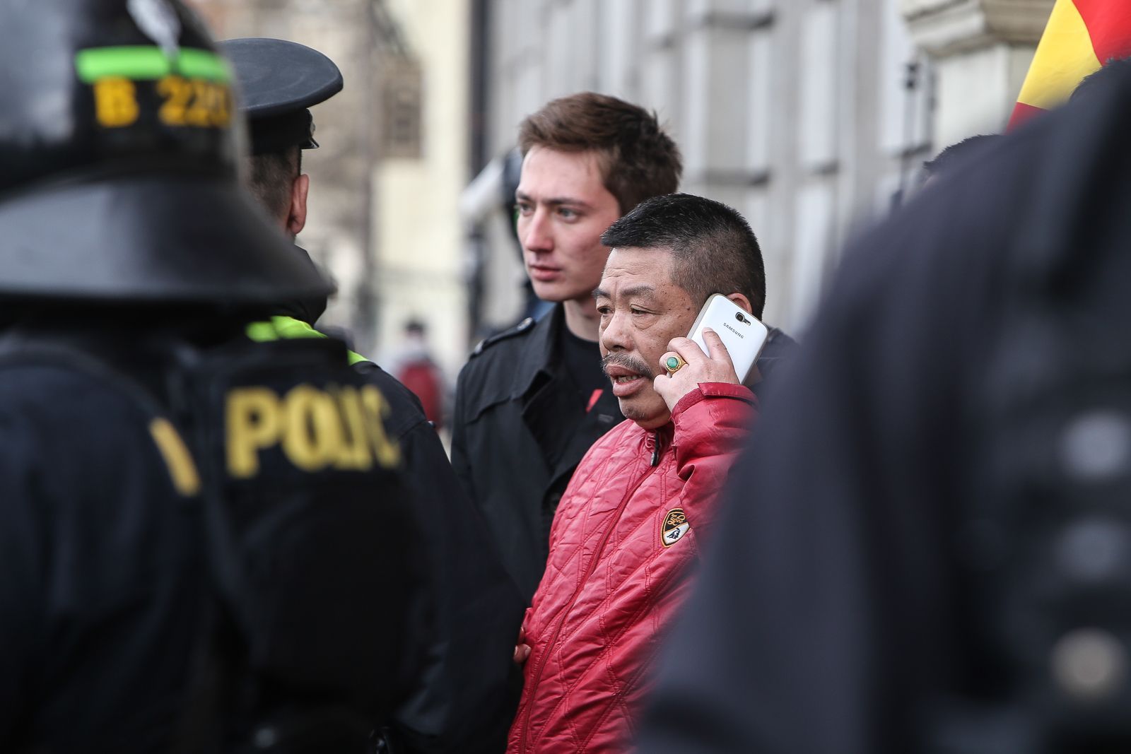 Pro a proti čínští demonstranti u Národního divadla