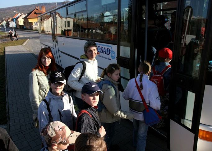 Před návštěvou prezidenta si tyto děti ještě jely zaplavat. "Ale na návštěvu budeme zpátky," říkala slečna učitelka.