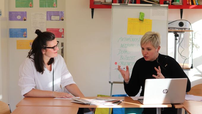 Budoucí učitelka Kateřina Nytrová (vlevo) se svou provázející učitelkou Kristýnou Matějíčkovou