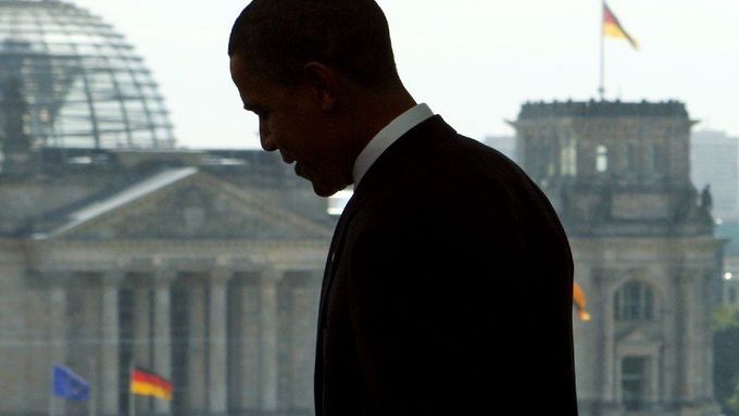 Barack Obama v úřadu německé kancléřky. Za oknem je vidět budova Bundestagu.