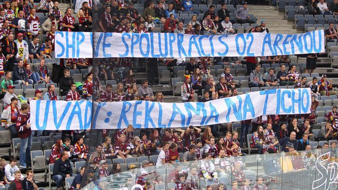 Sparťanští fanoušci si v O2 areně neodpustili štiplavé transparenty k vedení, ale přišli ve standardním počtu.