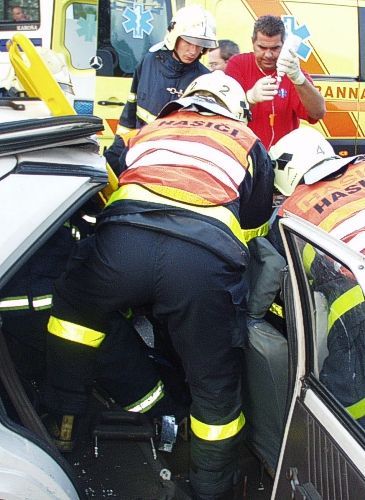 Nehoda autobusu a automobilu u Doubravy