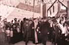 V židovské čtvrti jeruzalémského Starého města se Masaryk setkal s rabínem československého původu Josefem Chajimem Sonnenfeldem (na snímku). Průvodce po Jeruzalémě mu dělal filosof Hugo Bergman, pražský rodák, který se do země zaslíbené vystěhoval už v roce 1920. Bergman byl prvním rektorem Hebrejské univerzity v Jeruzalémě. I tu Masaryk navštívil.