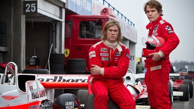 Chris Hemsworth jako James Hunt a Daniel Brühl ztvárňující Nikiho Laudu se do svých rolí vžili a na plátně působí jako dokonalí závodníci. Prohlédněte si další fotografie z filmu Rivalové.