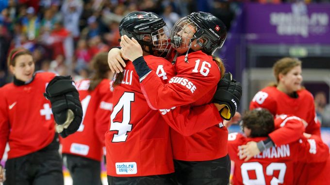 Švýcarské hokejistky se radují z výhry nad Švédskem.