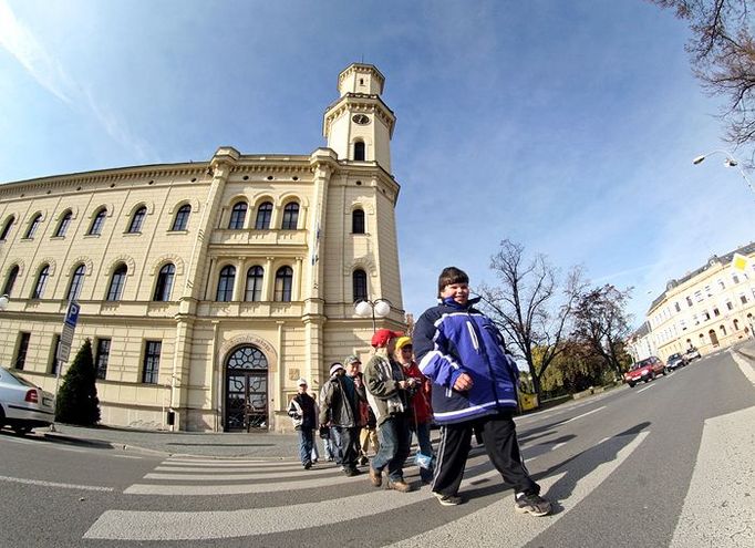 Na Komenského náměstí jsou tři školy a přechodů je tu několik. Pomocník je tu ale jen jeden a dohlíží pouze na jeden přechod. Na ostatních si musí každý pomoct sám.