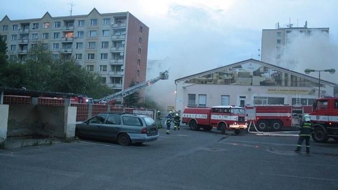 V Děčíně hořel od čtvrtečního večera sklad a prodejna nábytku, hasiči evakuovali z okolního sídliště Staré Město zhruba 200 lidí.