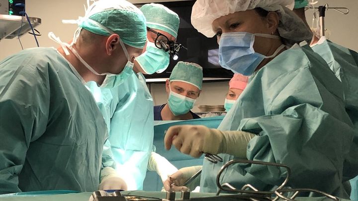 Lékařům se podařilo převézt bijící srdce. Nová metoda má zvýšit počet transplantací