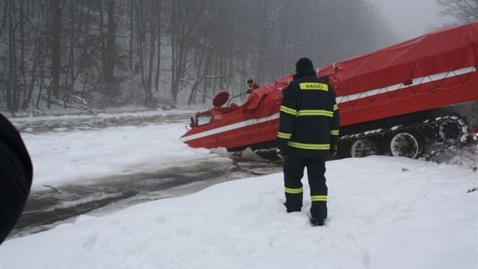 Proti ledovým krám nic nezmohl ani hasičský tank