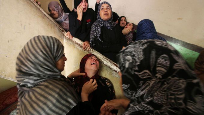Palestinské ženy z Gazy naříkají po izraelském útoku.