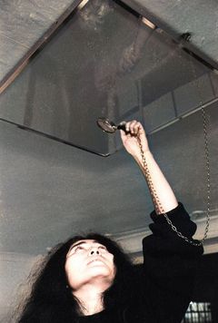 Yoko Ono u díla Ceiling Painting v londýnské Indica Gallery, listopad 1966.