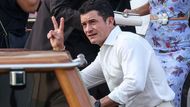 Britský herec Orlando Bloom, známý z Pána prstenů čí Pirátů z Karibiku, zdraví fanoušky při odchodu z hotelu Gritti Palace.