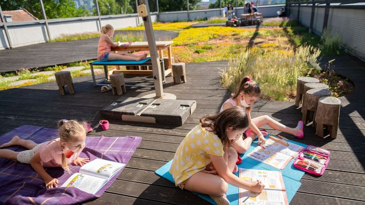 Zelené střechy dnes Češi dávají na školy i hotely. Dá se na nich relaxovat i vyučovat; Zdroj foto: Adapterra Awards - Nadace Partnerství (Vojta Herout)