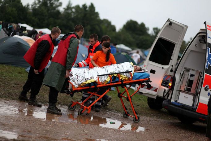 Na festivalu byla samozřejmě zdravotní služba. ,,Bylo ošetřeno několik desítek lidí. Naštěstí nedošlo k žádnému vážnému zranění. Pokud vím, tak to byly jen nějaké zlomeniny. Vzhledem ke čtvrteční smršti, která se tady přehnala, to považuji za zázrak," informoval o situaci pořadatel Jiří Hlinka.