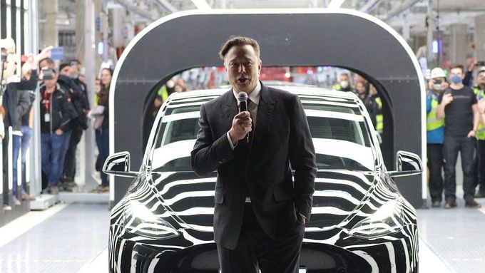 Elon Musk při loňské návštěvě závodu na elektromobily Tesla v braniborské obci Grünheide nedaleko Berlína, který stál více než 135 miliard korun.