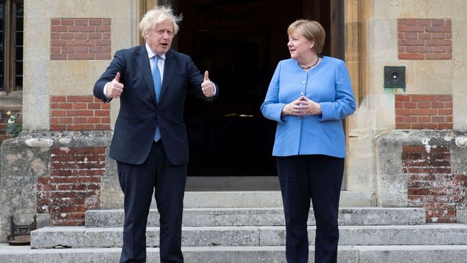Britský premiér Boris Johnson a německá kancléřka Angela Merkelová.