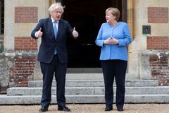 Merkelová v Británii naposledy jako kancléřka: S Johnsonem jednala o covidu i fotbalu