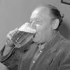 muž pije pivo Samson půllitr žízeň 1958