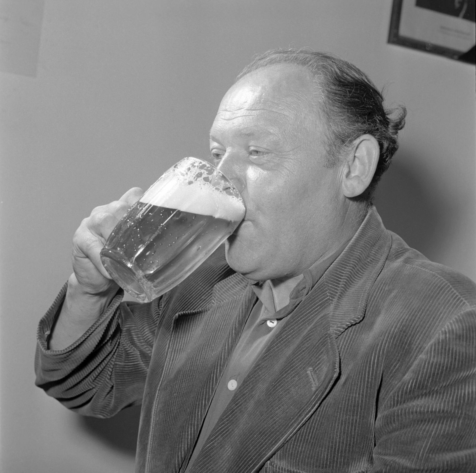 muž pije pivo Samson půllitr žízeň 1958