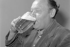 Suchej únor: Opilej chlap je bláto. Co dělá muže mužem? Ne půllitr, ale umět se vzepřít