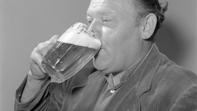 Bez piva to u nás nejde. Chlapák musí držet půllitr, aby byl chlapák. Že je jinak bačkora, to potom nevadí. (Ilustrační snímek z roku 1958.)