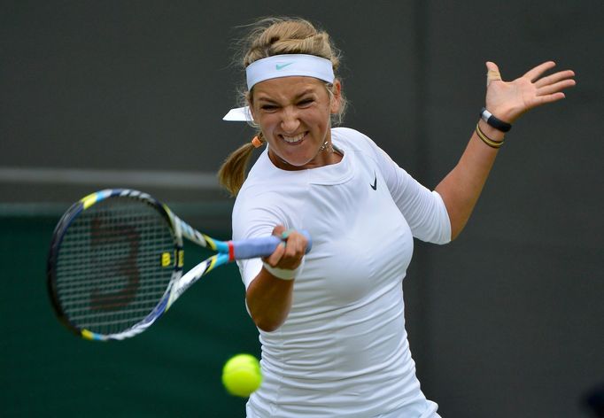 Běloruská tenistka Victoria Azarenkovová vrací míček Američance Irině Falconiové v 1. kole Wimbledonu 2012.