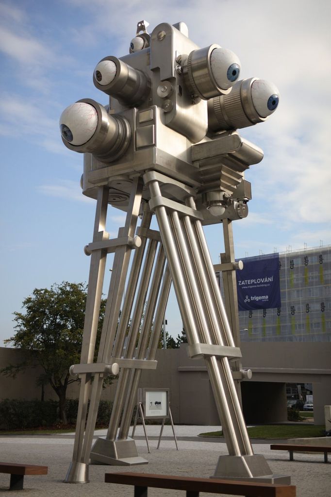 Kinetická socha, kráčející orwelovské monstrum "Trifot" je od roku 2016 součástí Nových Butovic.