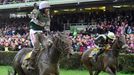 Jan Kratochvíl (No Time To Lose) a Felix de Giles (Urgent de Gregaine) ve finiši Velké pardubické 2017