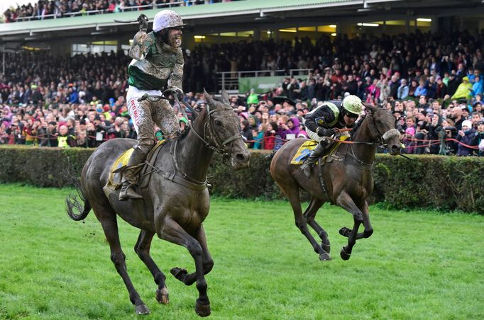 Jan Kratochvíl (No Time To Lose) a Felix de Giles (Urgent de Gregaine) ve finiši Velké pardubické 2017