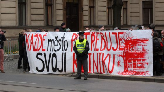 Fotoreportáž: Anarchisté z Kliniky žádají klid na práci