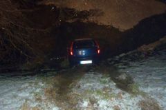 Řidička nezvládla punto, z říčky ji zachraňovali hasiči