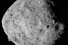 Objev na pradávném asteroidu. Sonda NASA našla na planetce Bennu stopy vody