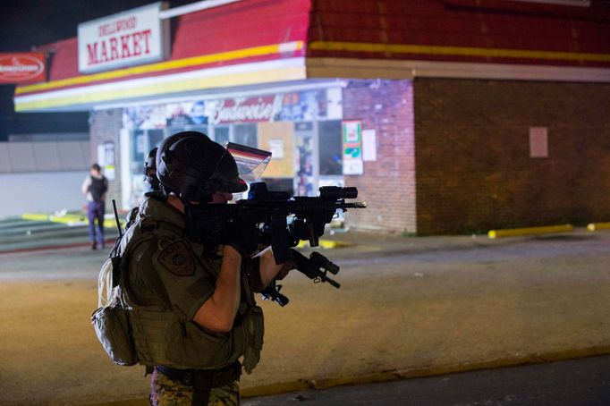 Policista ve Fergusonu v Missouri. Předměstím St. Louis už přes týden zmítají nepokoje.