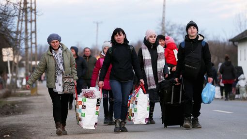 Průvod Ukrajinců, kteří uprchli před ruskou invazí na Ukrajinu. Hraniční přechod Tiszabecs v Maďarsku. 27. 2. 2022
