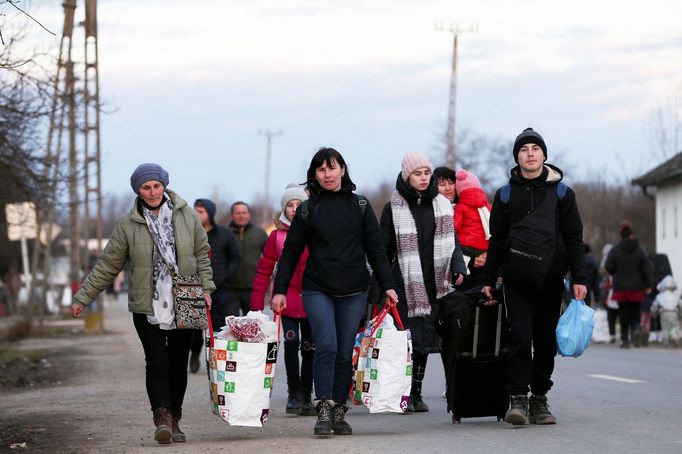 Průvod Ukrajinců, kteří uprchli před ruskou invazí na Ukrajinu. Hraniční přechod Tiszabecs v Maďarsku. 27. 2. 2022