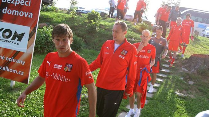 Čeští fotbalisté se rozcvičují před zápasem proti Severnímu Irsku