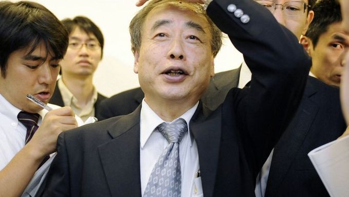 Makoto Kobajaši hovoří s novináři v Tokiu o tom, jaké to je získat Nobelovu cenu.