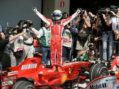 Felippe Massa stojí na svém Ferrari, oslavuje pole position v domácí Velké ceně Brazílie.