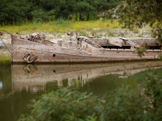 Il fiume Po drenante in Italia rivela il relitto di una nave della seconda guerra mondiale.