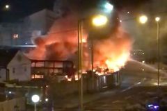 Výbuchy a jedenáct hořících autobusů. Hasiči v Londýně bojují s obřím požárem depa